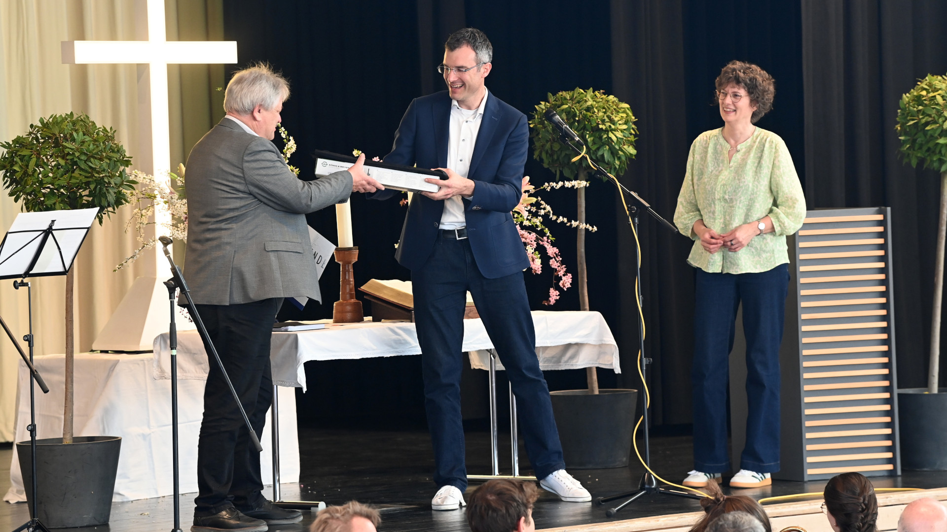 Der neue Bezirksposaunenwart Ralph Lange dankte seinem Vorgänger Martin Jäckle für 35 Jahre ehrenamtliches Engagement im Bezirk