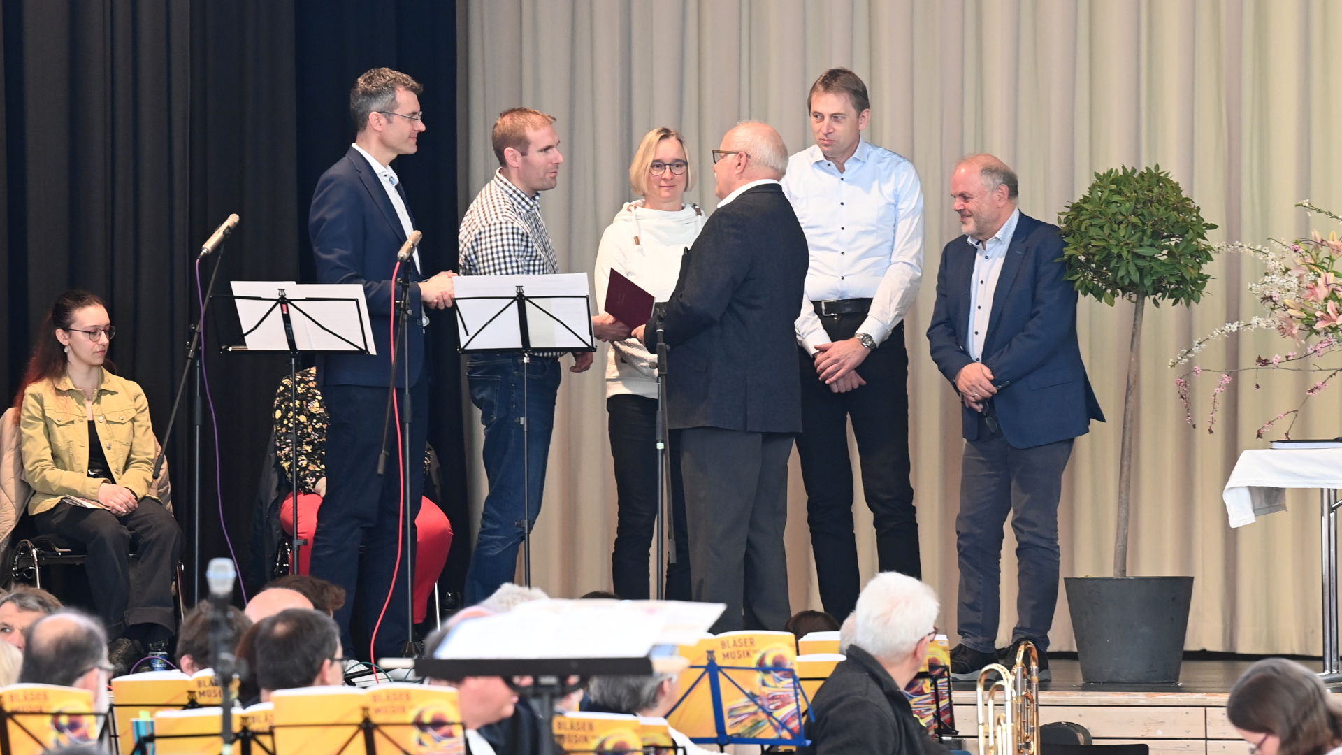 Verpflichtung des neugewählten Bezirksteam durch Michael Püngel