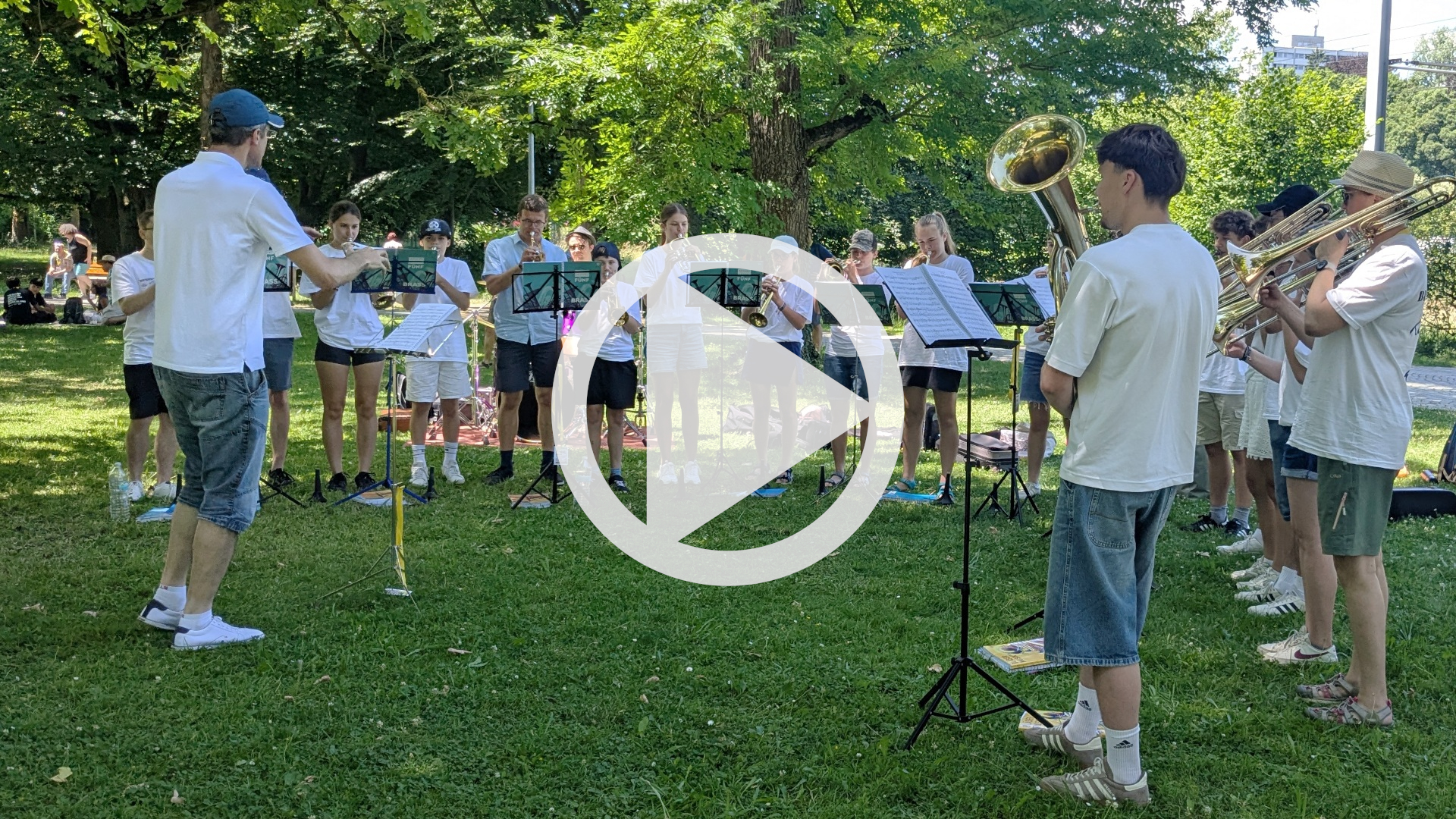 Aufführung von „Mutig komm ich vor den Thron“ unter Leitung von Ralph Lange. Klick führt zum Video auf YouTube (in neuem Browser-Tab).