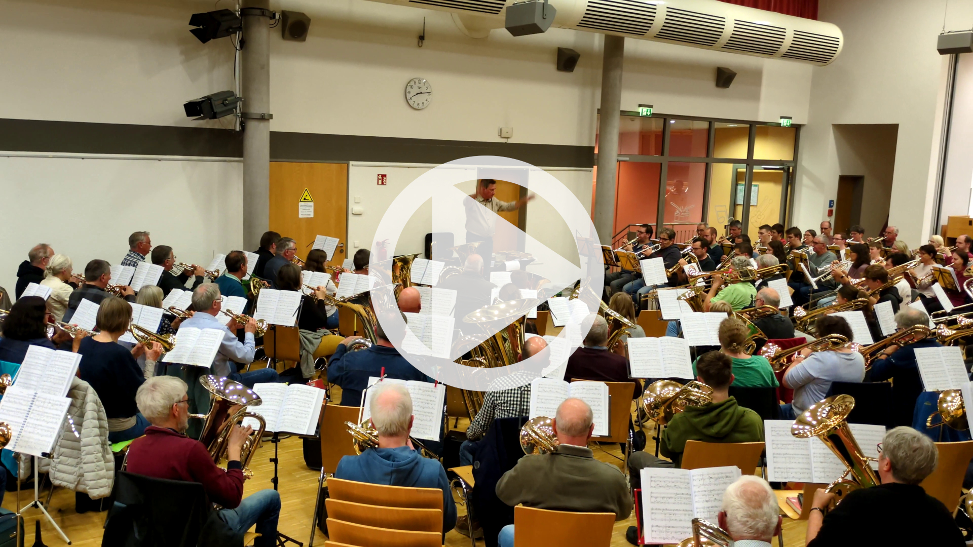 Probe von „Earth Song“ von Michael Jackson, unter Leitung von Christof Schmidt. Klick führt zum Video auf YouTube (in neuem Browser-Tab).