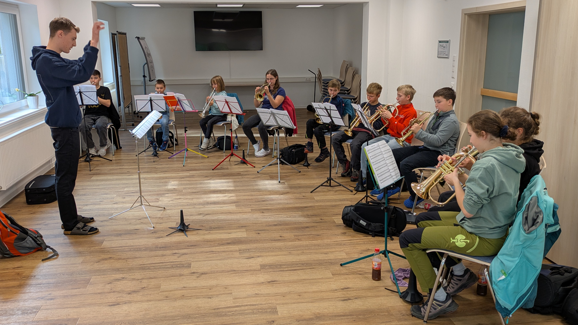 Timon Schuster probt mit den Oberstimmen
