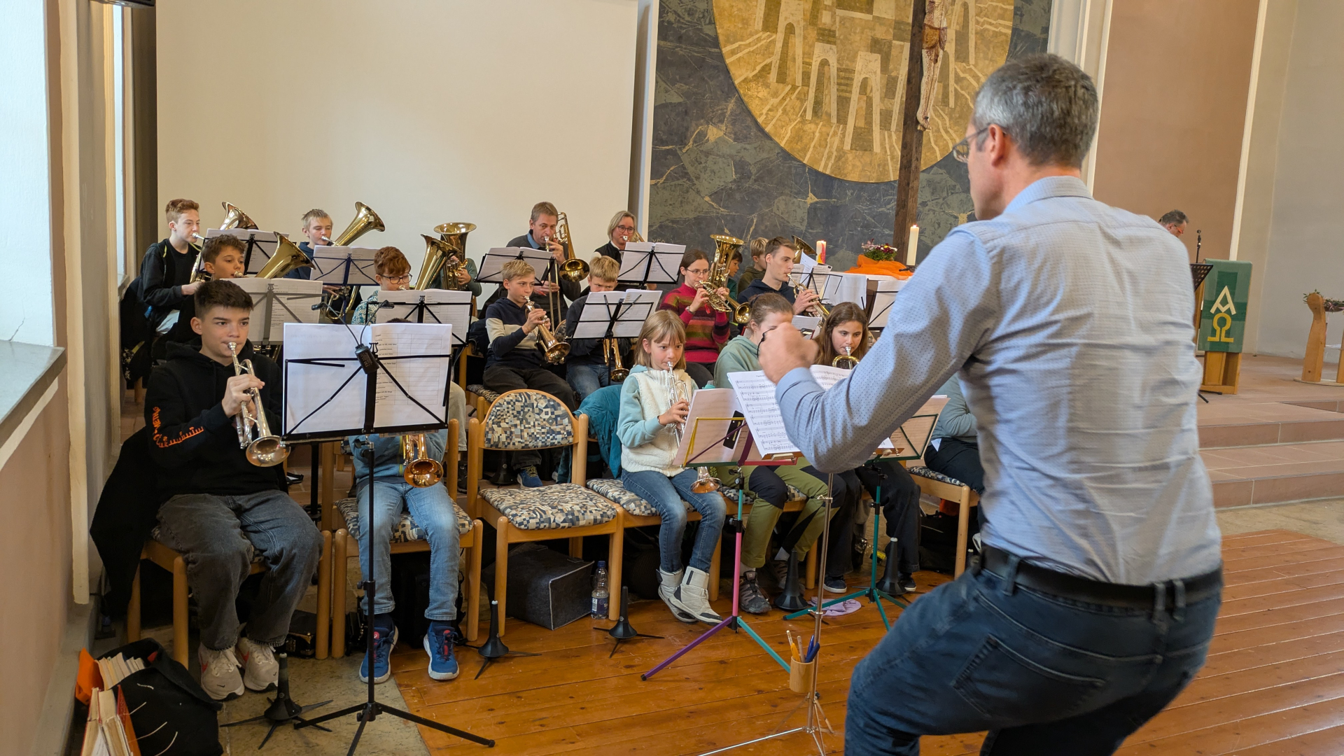 Ralph Lange dirigiert die Jungbläsergruppe beim Gottesdienst in Schömberg