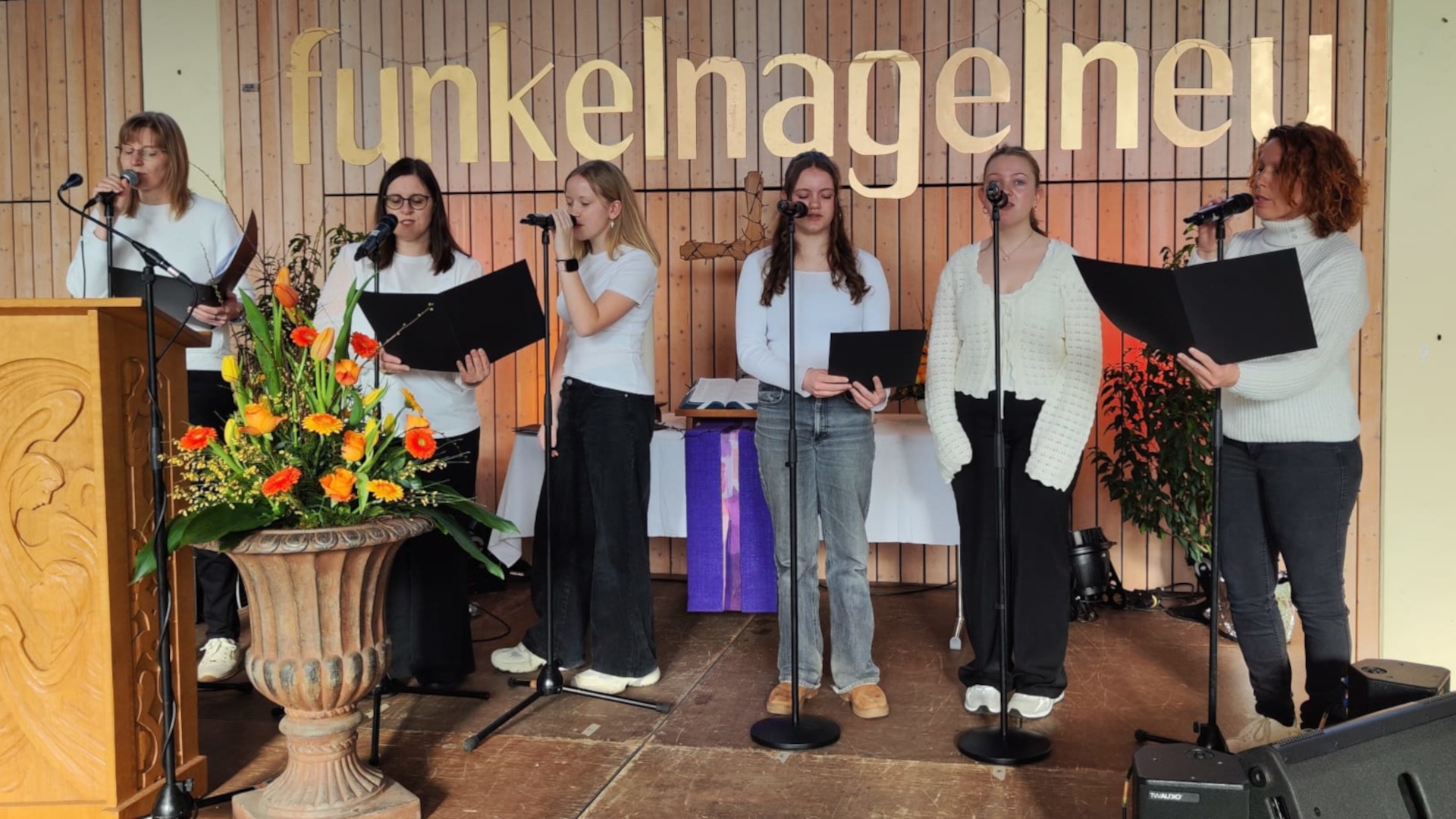 Sieben Sängerinnen bereicherten die Gemeindelieder