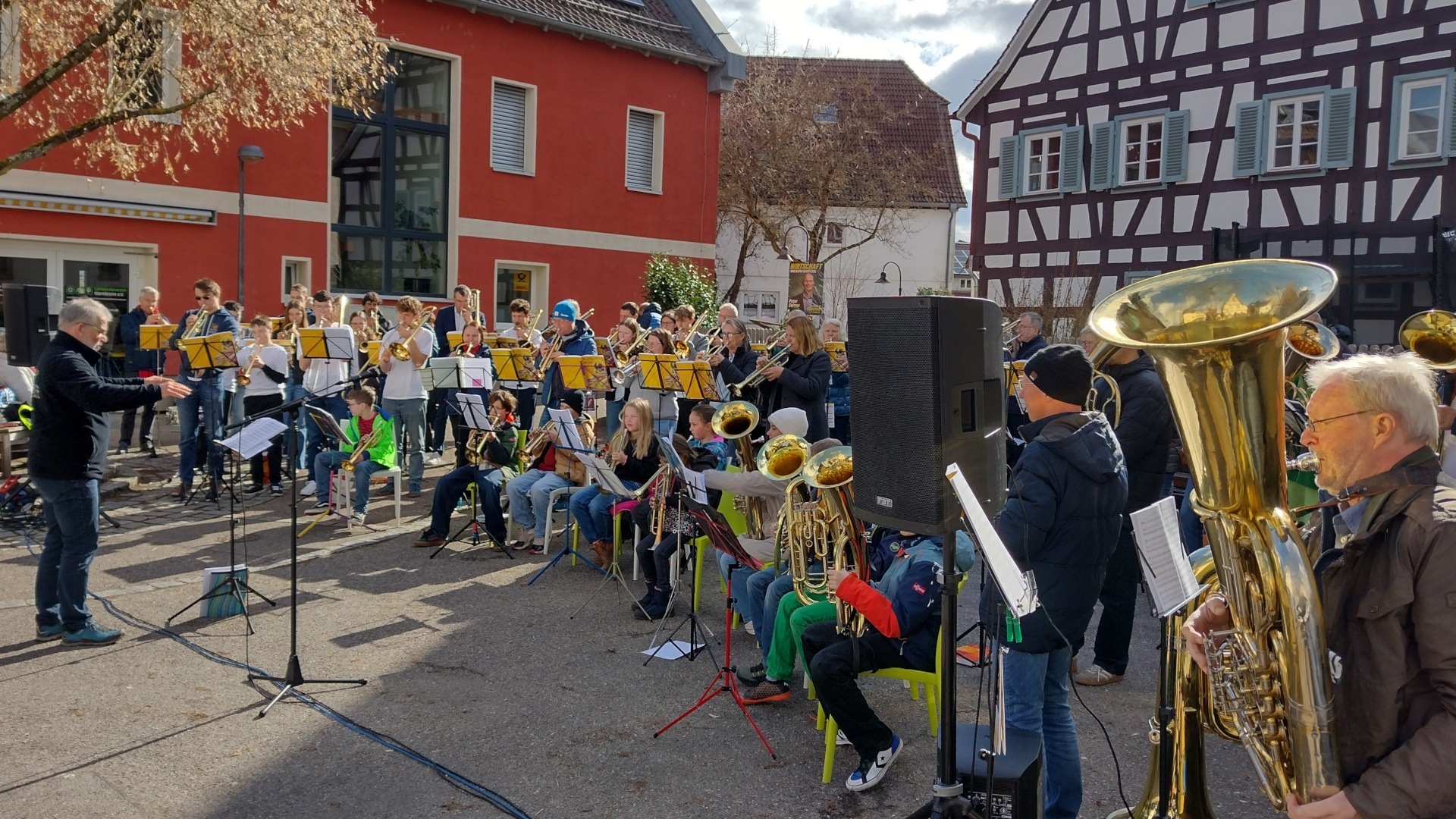 Martin Zahner dirigiert das Schlussblasen